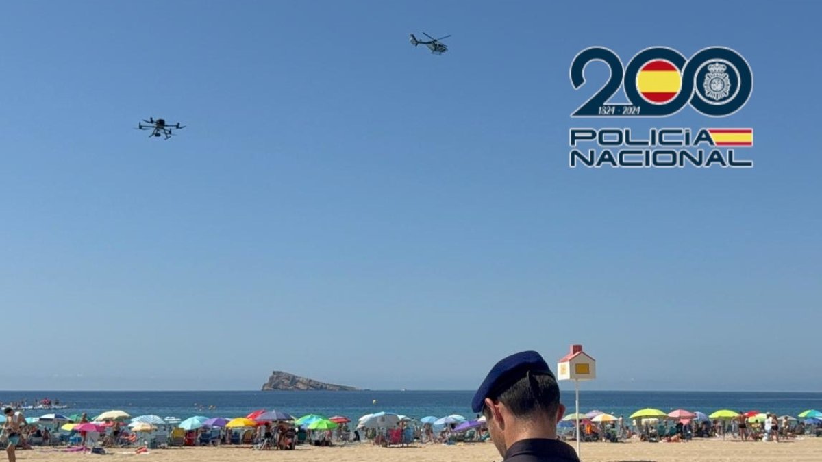 Un agente de la Policía Nacional en una playa de Benidorm