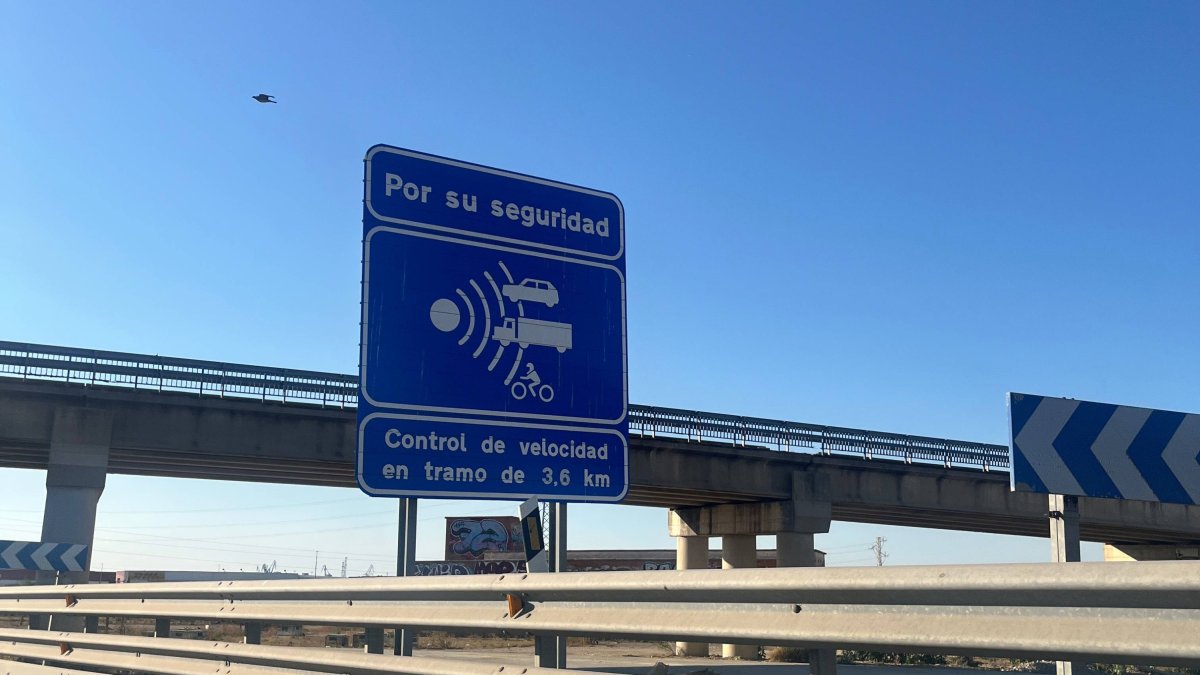 Señal de control de velocidad en tramo vigilado por radar en carretera de Murcia.