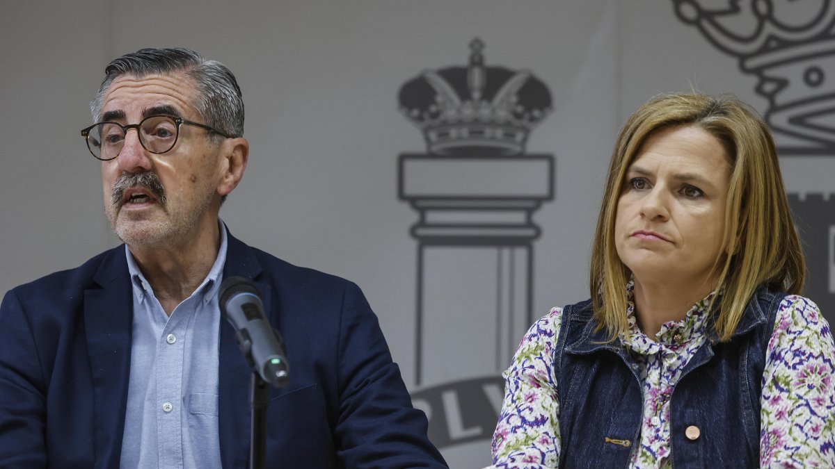 La delegada del Gobierno en la Comunitat Valenciana, Pilar Bernabé, acompañada por el comisionado del Gobierno para la reconstrucción, José María Ángel