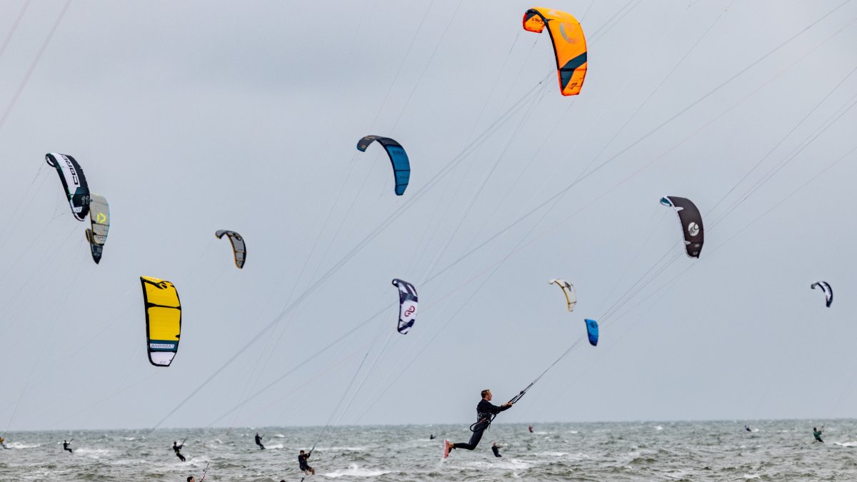 Deportistas practicando Kitesurf.