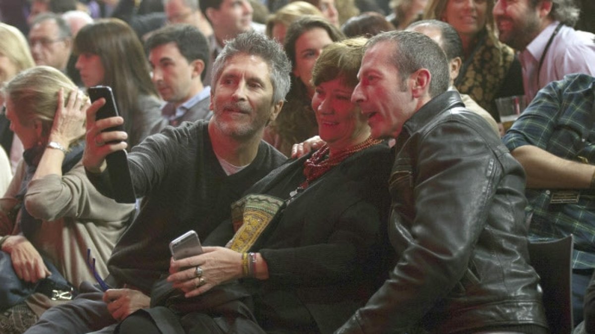 Marlaska y su marido Gorka con Nativel Preciado en un acto.