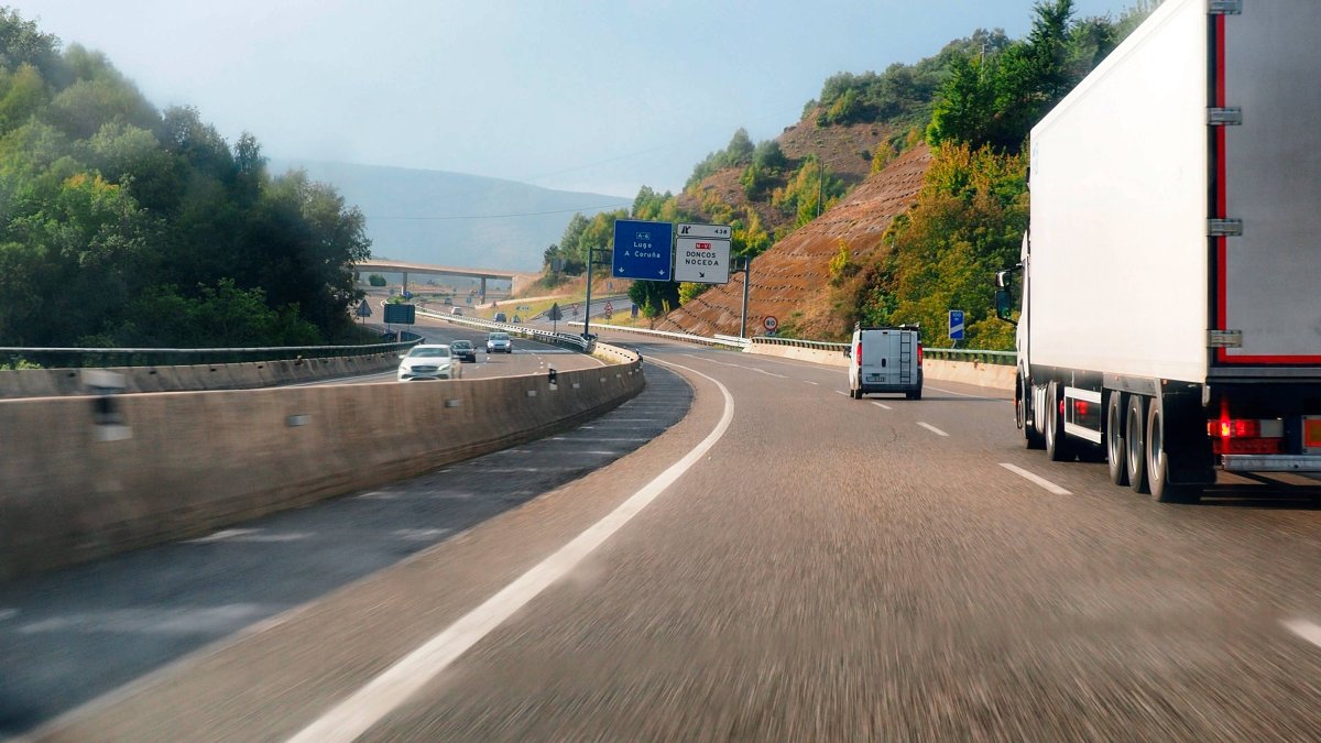 Conducción por autovía gallega rumbo a A Coruña; muchas rutas vacacionales atraviesan tramos con radares como el de la A-52 en Pontevedra, el más multón de Galicia en 2024.