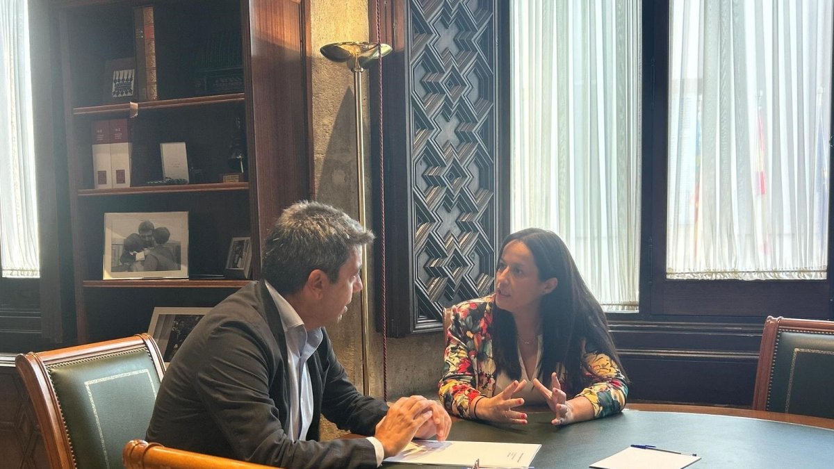 El 'president' Carlos Mazón y la alcaldesa de Catarroja, Lorena Silvent, en su primera reunión tras la dana