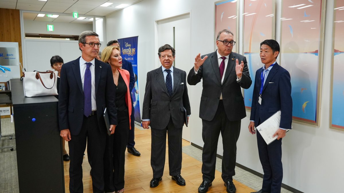 El consejero de Turismo y Andalucía Exterior, Arturo Bernal, durante su visita la empresa Miki Travel en Tokio, Japón.