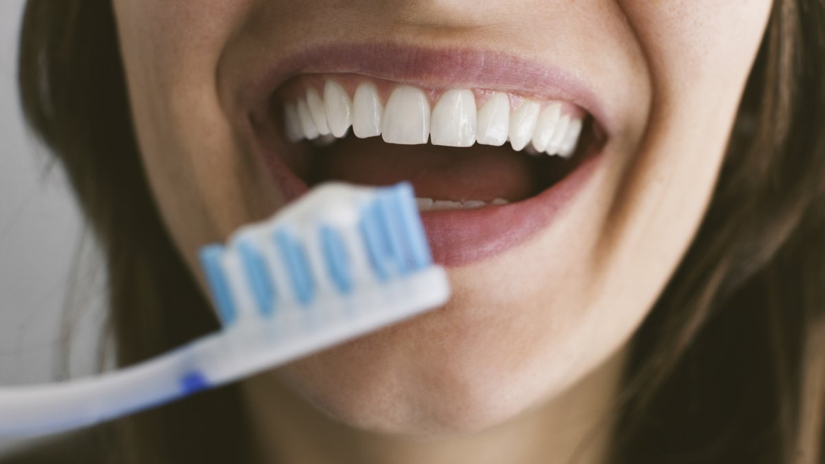 Cepillarse al despertar elimina la acumulación bacteriana nocturna y protege tanto el esmalte dental como la salud digestiva.