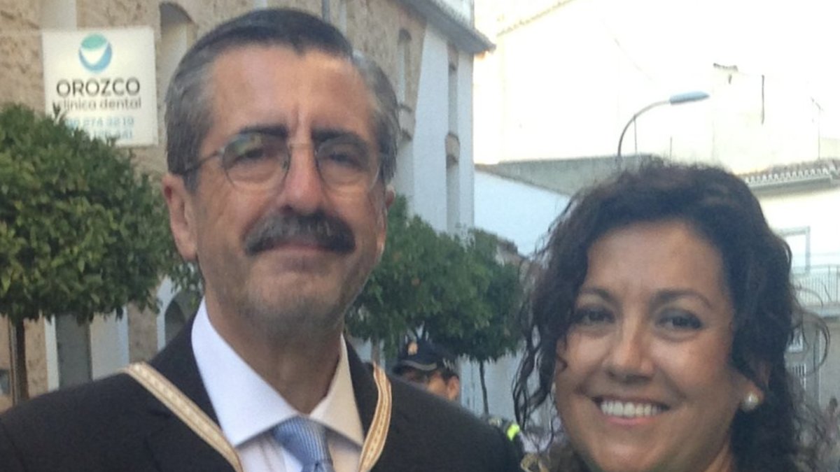 El alto comisionado del Gobierno de Pedro Sánchez para la dana, José María Ángel, con mujer, Carmen Ninet