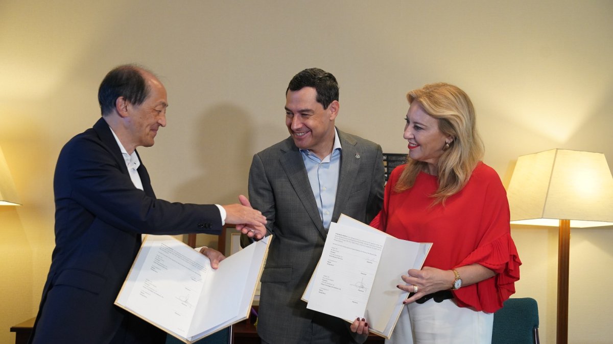 El presidente andaluz, Juanma Moreno, con la consejera portavoz Carolina España y el representante de Kioto Research Park, en Japón.