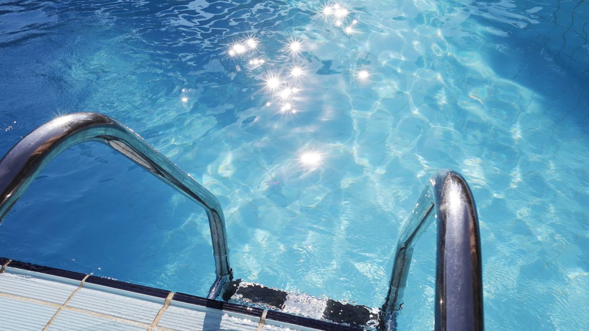 El brillo del agua bajo el sol recuerda por qué las piscinas siguen siendo el plan estrella del verano.