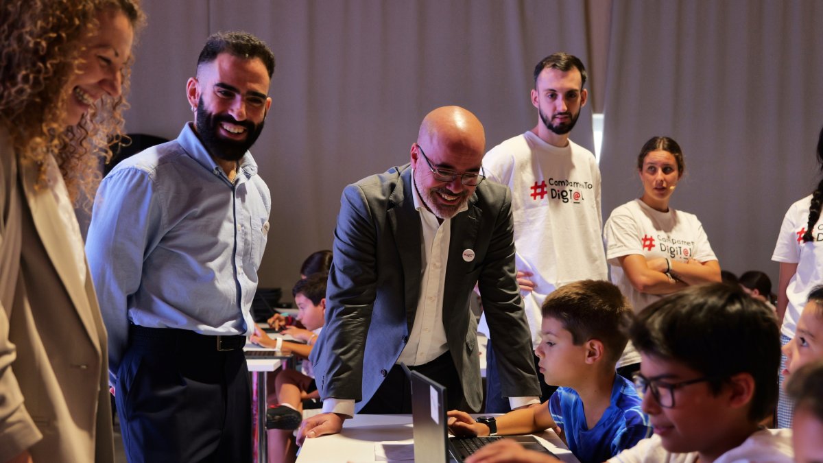 Visita de Francisco Martín, delegado del Gobierno en la Comunidad de Madrid, al Campamento Digital.