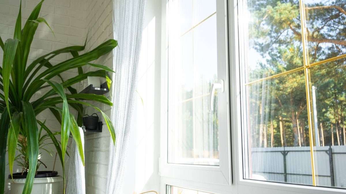 La limpieza de ventanas sin marcas resalta la luz natural y transforma cualquier rincón del hogar