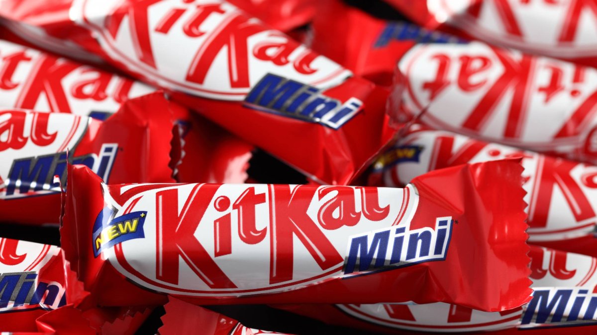 KitKat, el icónico snack de barquillo y chocolate que ahora tiene un clon casi idéntico en los lineales de Mercadona.