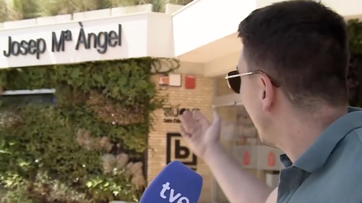 Un vecino de L'Eliana ante la biblioteca José María Ángel
