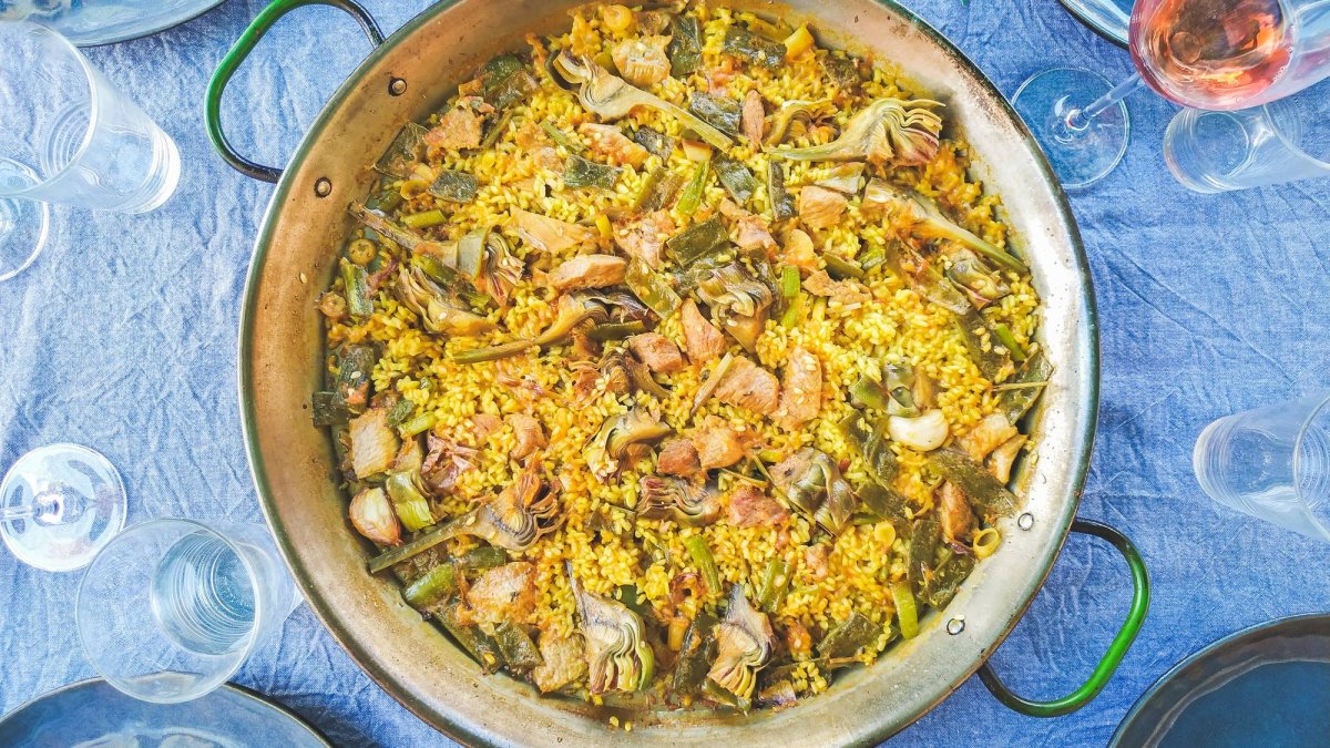 Aunque no pertenece al chef José Andrés, este arroz ilustra una preparación sabrosa sin recurrir a sofrito ni caldo, como propone su revolucionaria técnica.