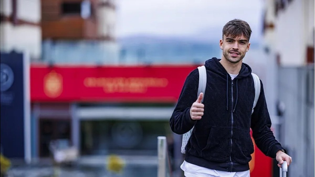 Raúl Asencio saluda a su llegada a la Ciudad del Fútbol para concentrarse con la selección española de fútbol.