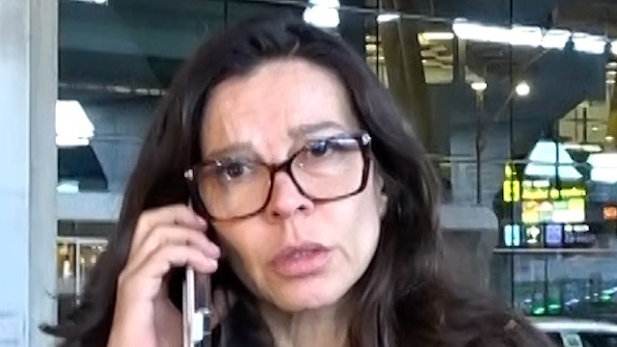 Silvia Bronchalo llega al aeropuerto de Madrid tras una visita a Daniel Sancho.