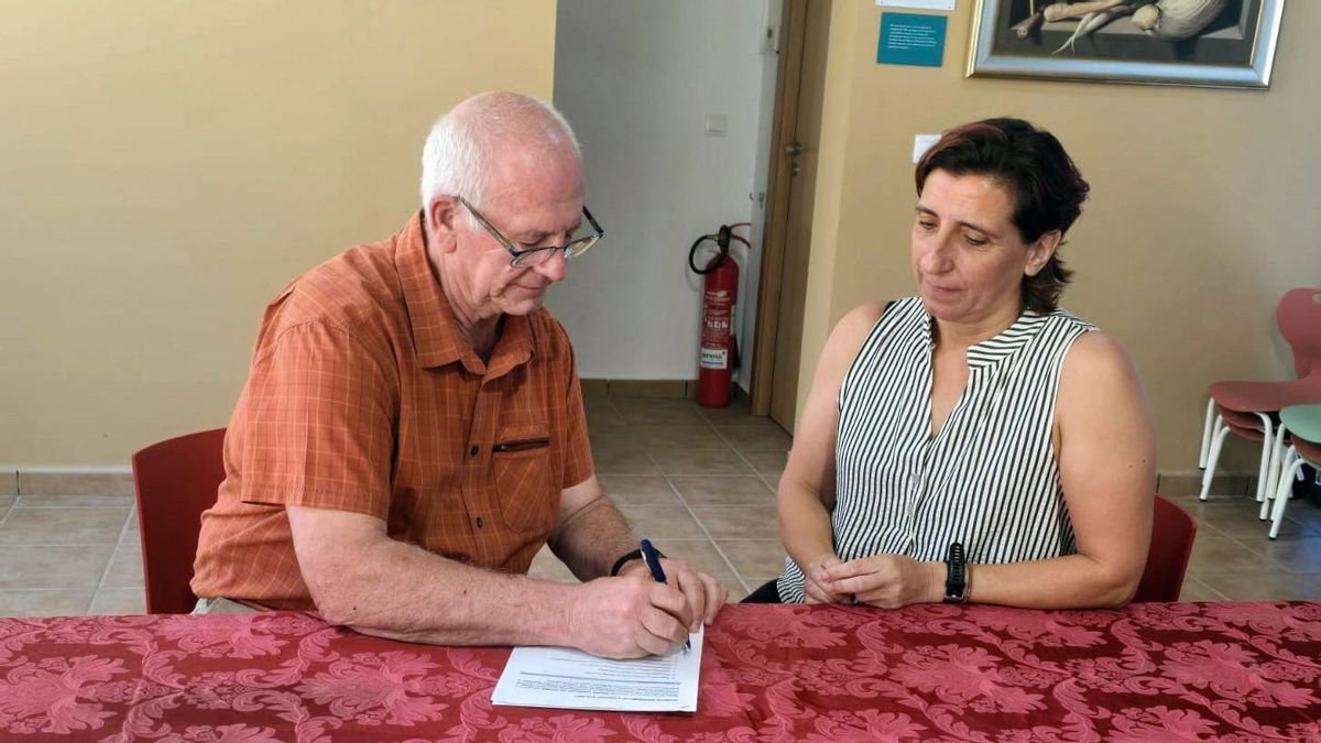 El alcalde de Paiporta, Vicent Císcar, firma el pacto con la portavoz de Compromís, Marian Val