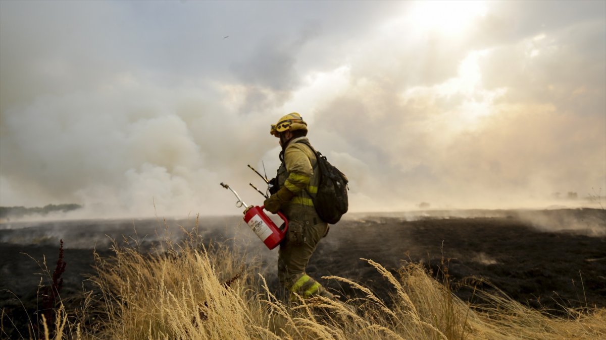 Trágico accidente en los incendios en León: muere un bombero al volcar una autobomba en los trabajos de extinción