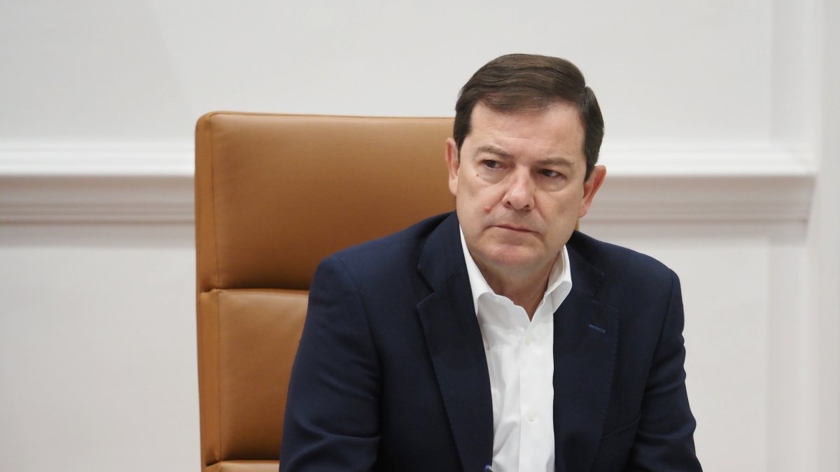 Mañueco recrimina a Sánchez la lentitud en el envío de medios contra los incendios