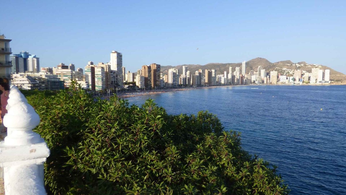 Detenido el metre de un hotel de Benidorm por extorsionar a sus empleados para que le pagaran