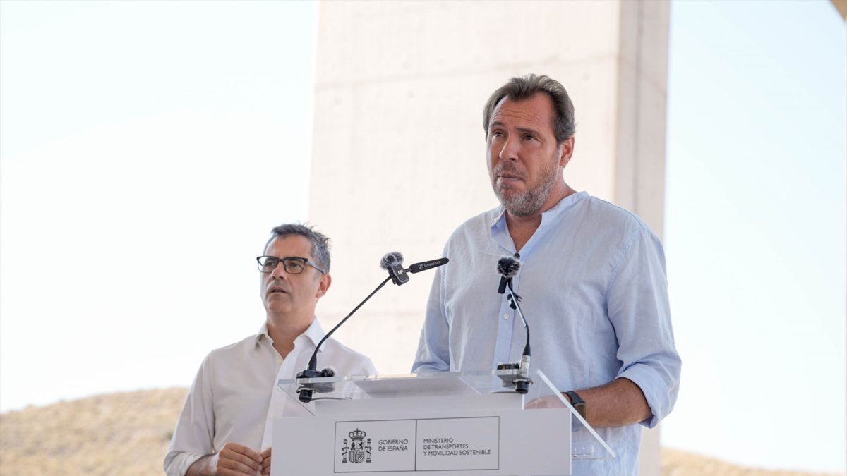 Óscar Puente va de política a la prensa rosa y se hunde: “rostro del Paleolítico"