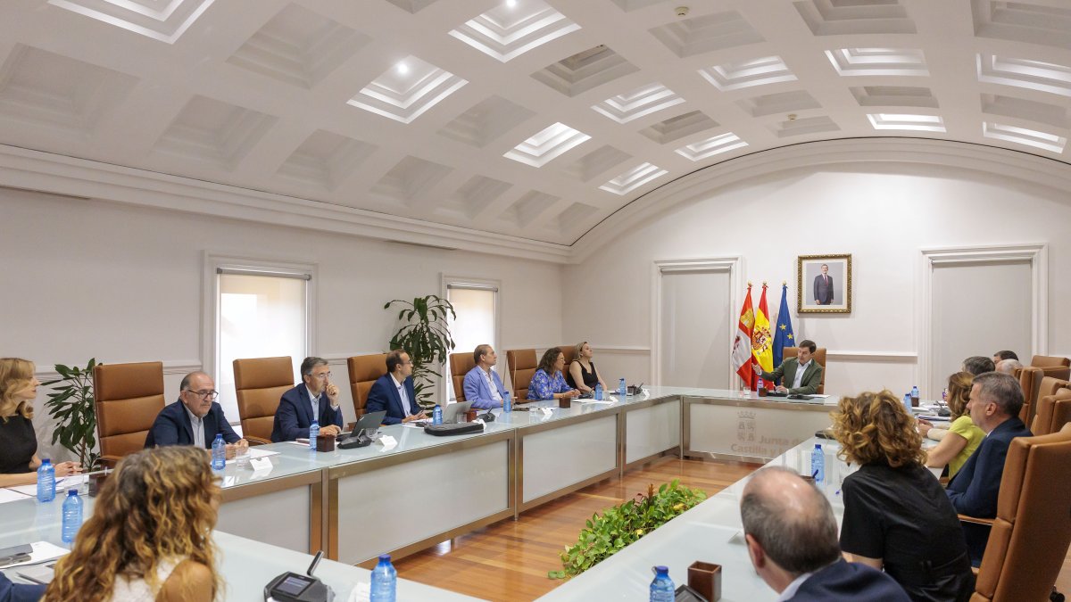 La Junta aprueba los primeros 100 millones de euros en ayudas para los afectados por los incendios