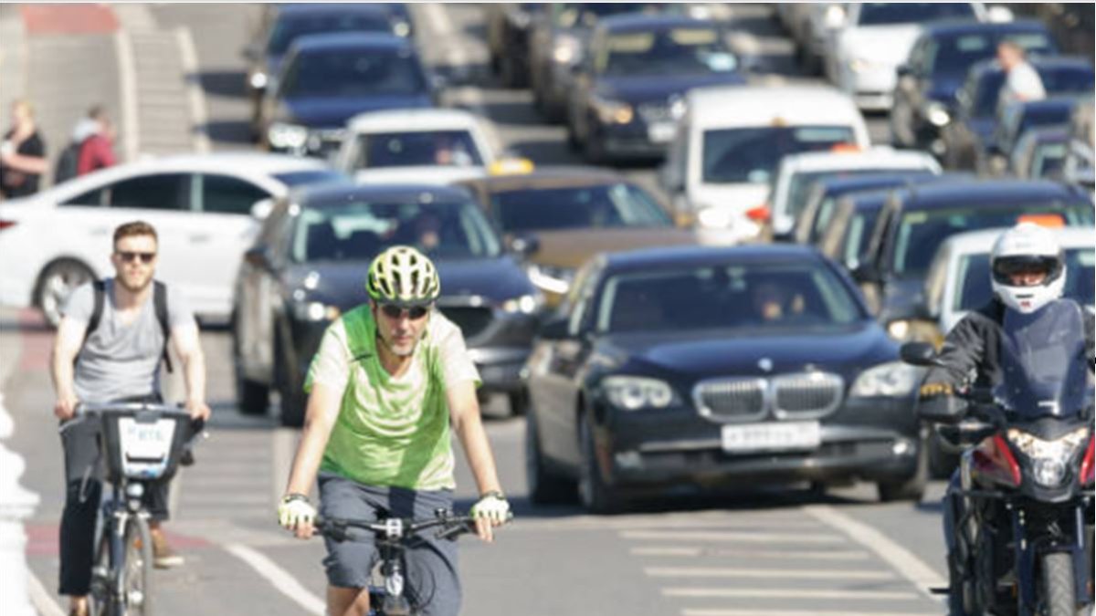 DGT 2025: las 8 normas que ciclistas y motoristas tendrán que cumplir sí o sí