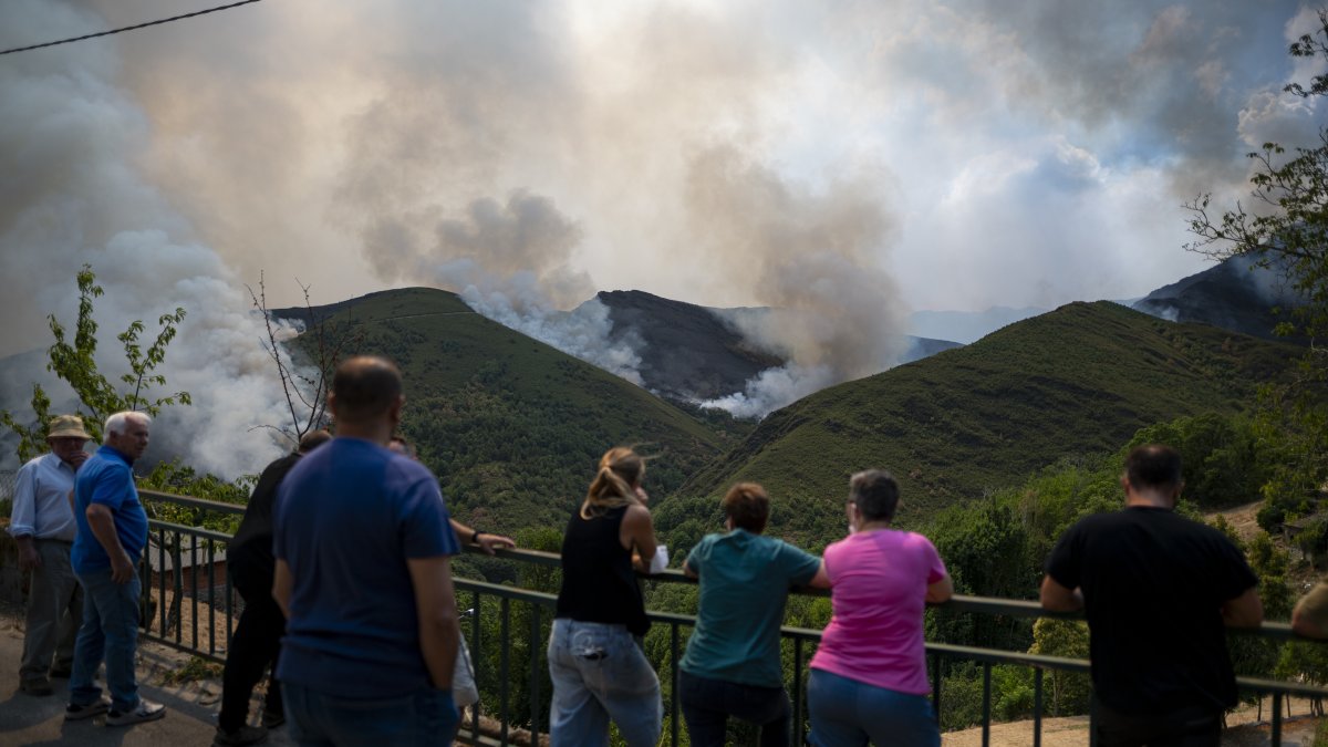 Vecinos de la localidad de Villarubín observan el avance del fuego, a 19 de agosto de 2025, en Villarrubín, León, Castilla y León.