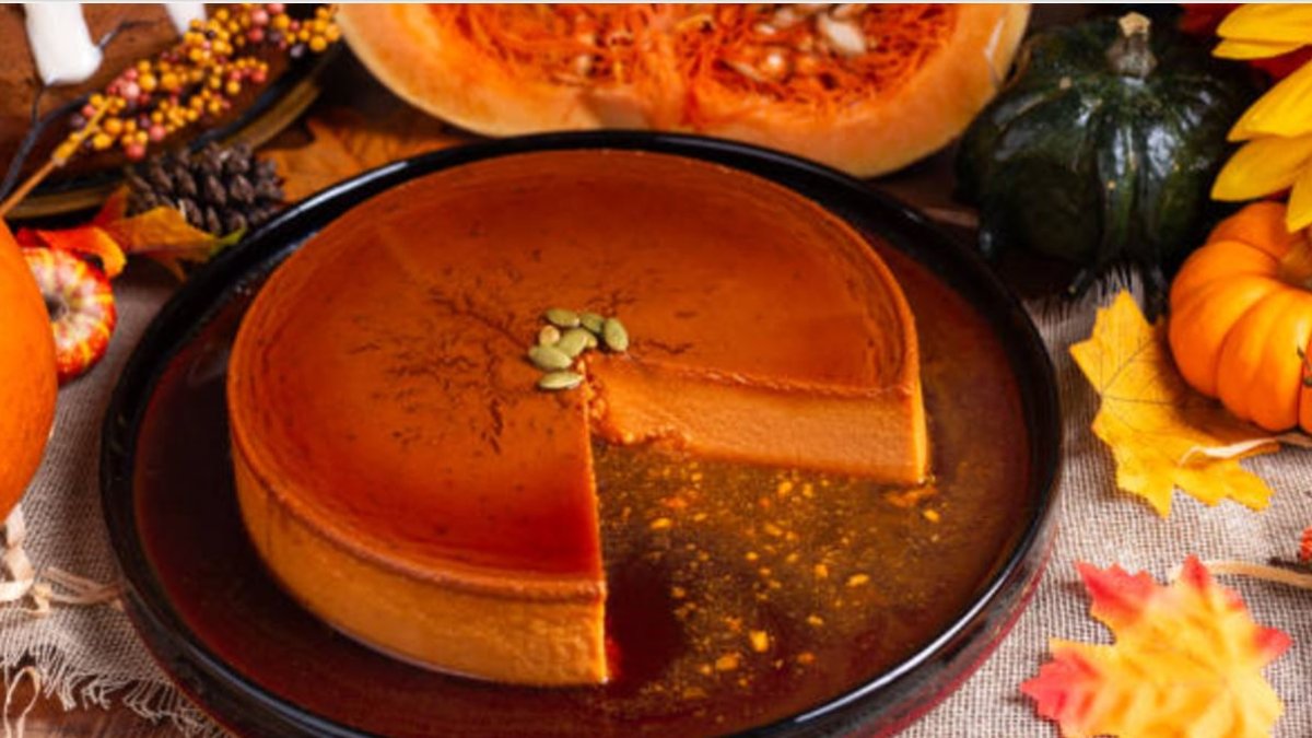 Así se hace el flan de calabaza y caramelo más suave y delicioso que probarás