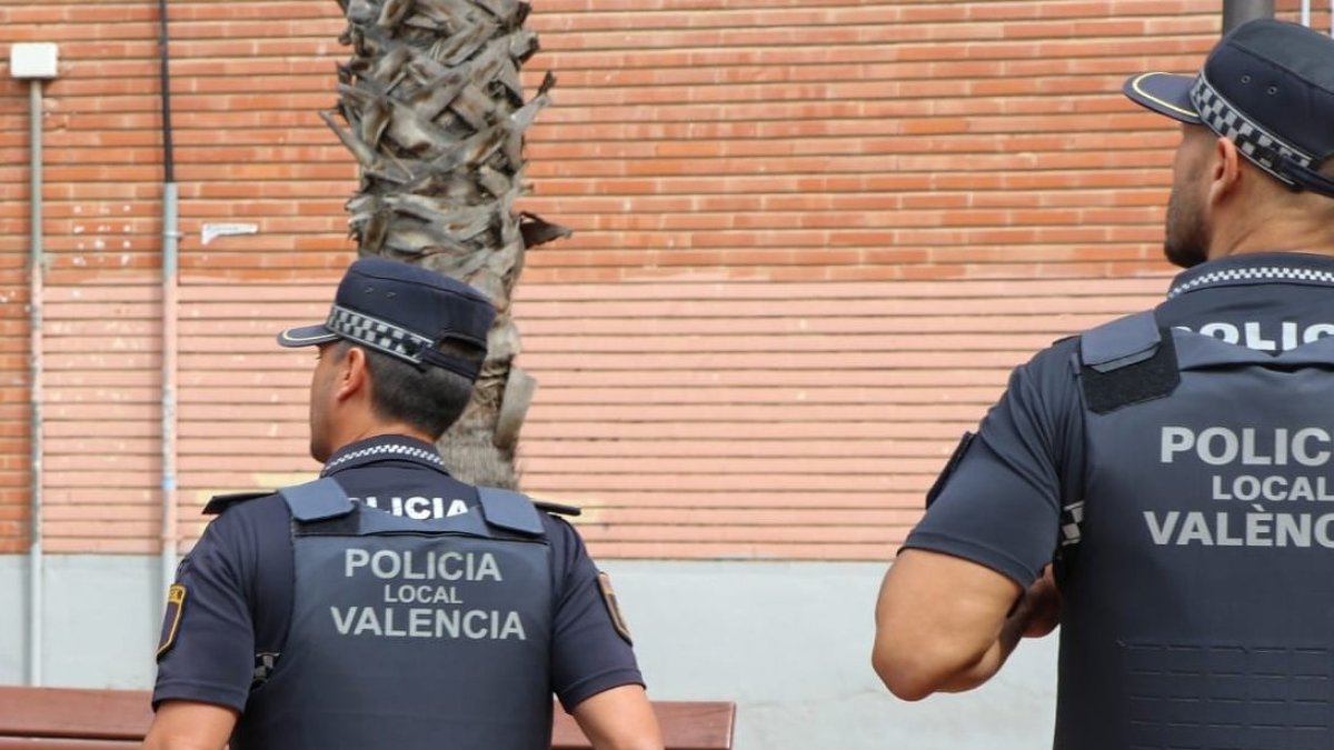 Dos agentes de la Policía Local de València
