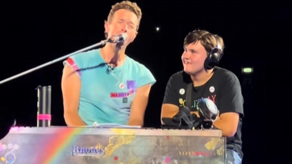 Chris Martin, cantante de Coldplay, y AJ.