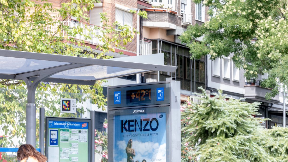 Un termómetro en Madrid indica que hay 42º.
