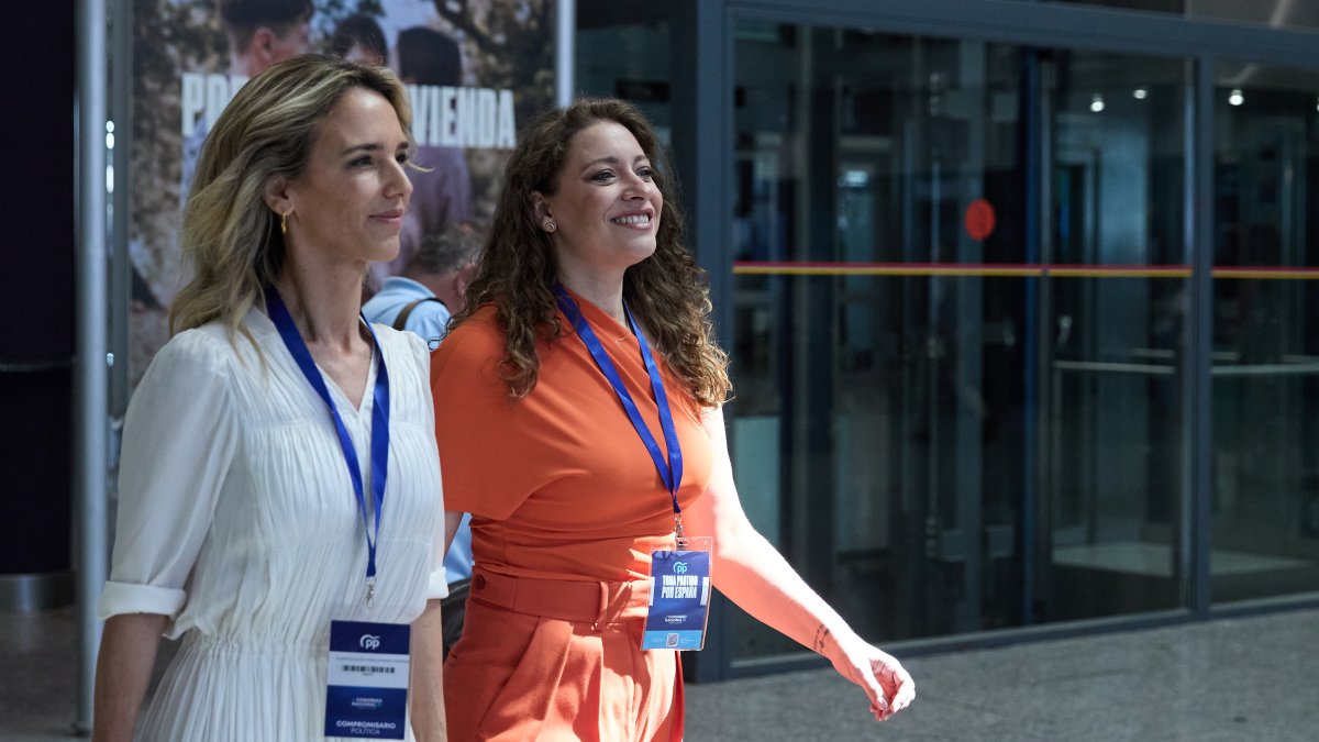 La portavoz adjunta del PP en el Congreso, Cayetana Álvarez de Toledo, y la portavoz del PP en el Congreso, Esther Muñoz.