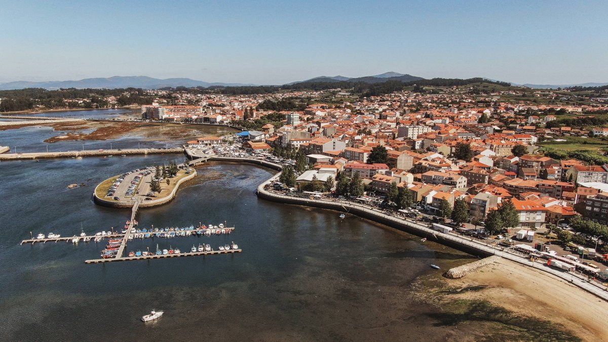El pueblo costero más gourmet de Galicia según la Guía Michelin conquista con mejillones frescos y albariño