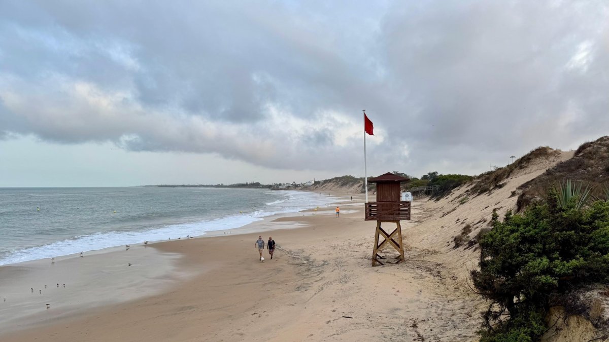 El fuerte oleaje pone en aviso a casi toda la costa andaluza y los únicos bañistas son los surfistas