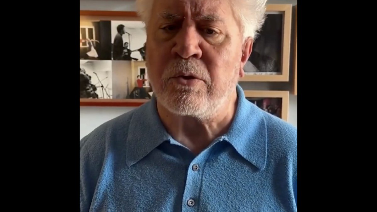 Esperpento de Almodóvar: pide el boicot a Israel con un polo de Prada de 550 euros para ir por casa y acaba vapuleado