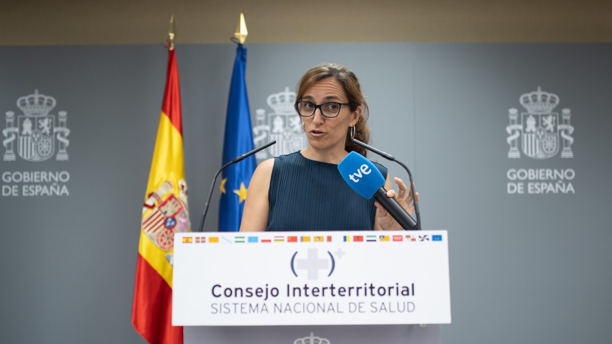 Mónica García acusa a Ayuso de "insolidaria" por los menas y le colorean la cara: "que tu Gobierno los mande a Cataluña"