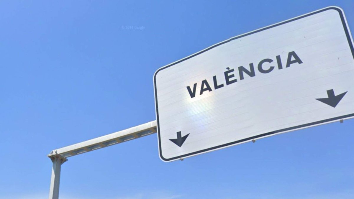 Más de 150 escritores respaldan el cambio de topónimo a 'Valéncia' y reclaman garantías para la normativa de la RACV
