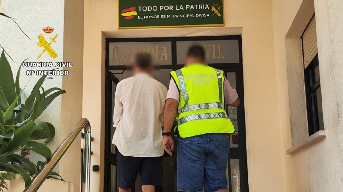 Detenido en Calpe acusado de robar 30 matrículas de vehículos en una semana