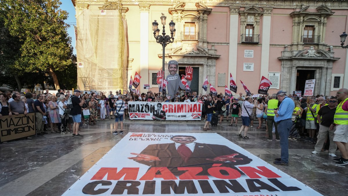 La décima mani anti Mazón sólo reúne 2.000 personas y centra sus ataques exclusivamente en la Generalitat