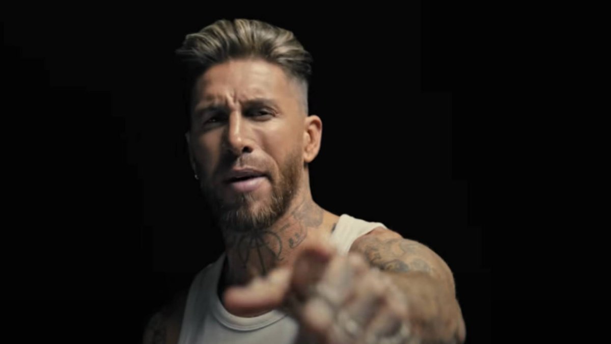 Sergio Ramos durante un momento clave del videoclip de Cibeles, donde combina mensaje personal y estética intimista.