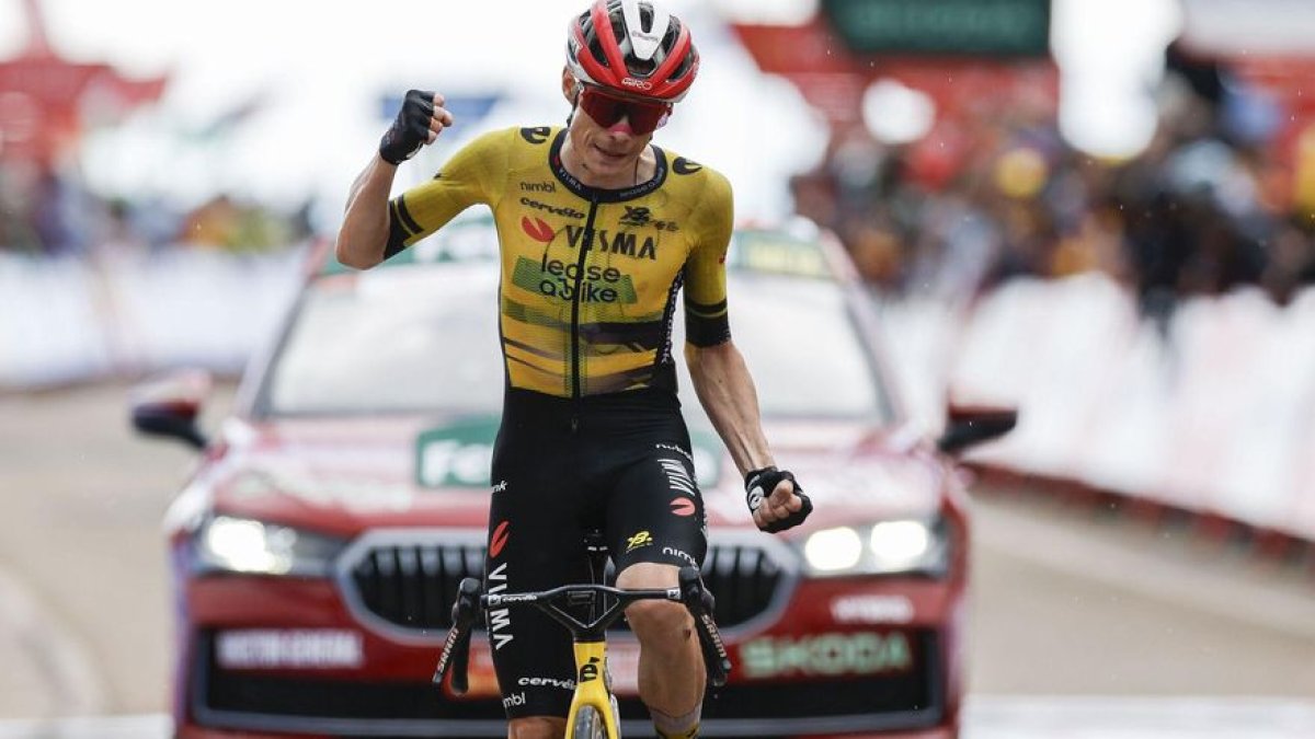 VALDEZCARAY (LA RIOJA), 31/08/2025.- El ciclista danes del Visma Jonas Vingegaard gana la novena etapa de La Vuelta a Espana, de 195 kilometros entre Alfaro y la estacion de esqui de Valdezcaray, este domingo. Javier Lizon
(VALDEZCARAY (LA (VALD