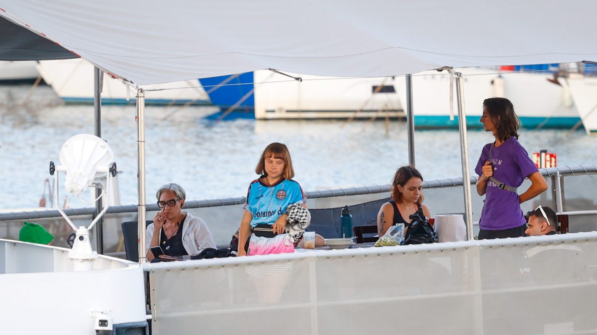 La Global Sumud Flotilla a Gaza vuelve a partir desde el Puerto de Barcelona tras volver por las olas con Ada Colau y Greta Thunberg a bordo