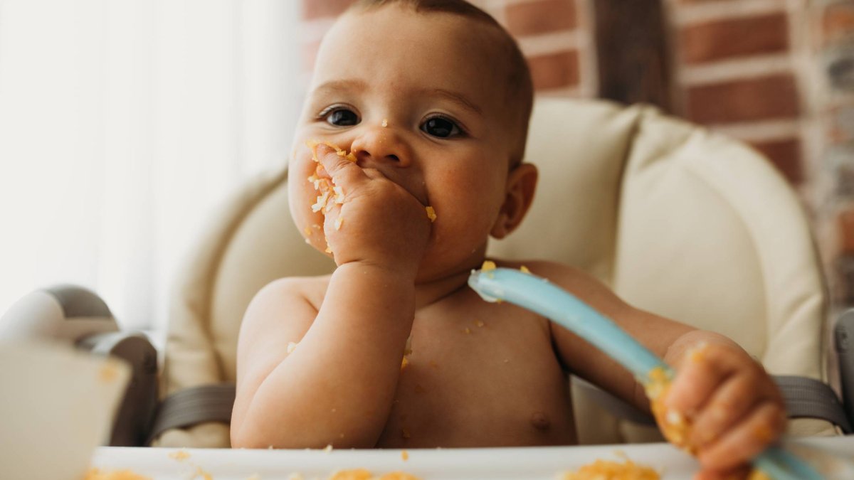 El aprendizaje a la hora de comer es clave en el desarrollo infantil: fomentar la autonomía desde los primeros meses mejora la coordinación y la confianza del bebé.