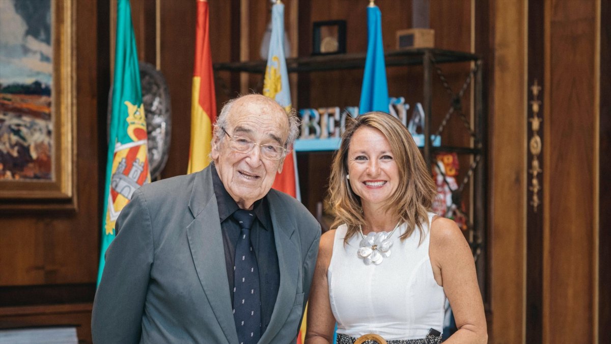 Begoña Carrasco junto a Ignacio Pérez de Heredia y Valle
REMITIDA / HANDOUT por AYUNTAMIENTO DE CASTELLÓ
Fotografía remitida a medios de comunicación exclusivamente para ilustrar la noticia a la que hace referencia la imagen, y citando la procedencia de la imagen en la firma
02/9/2025