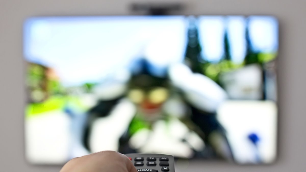 El botón que pocos activan y mejora el sonido del televisor para ver películas