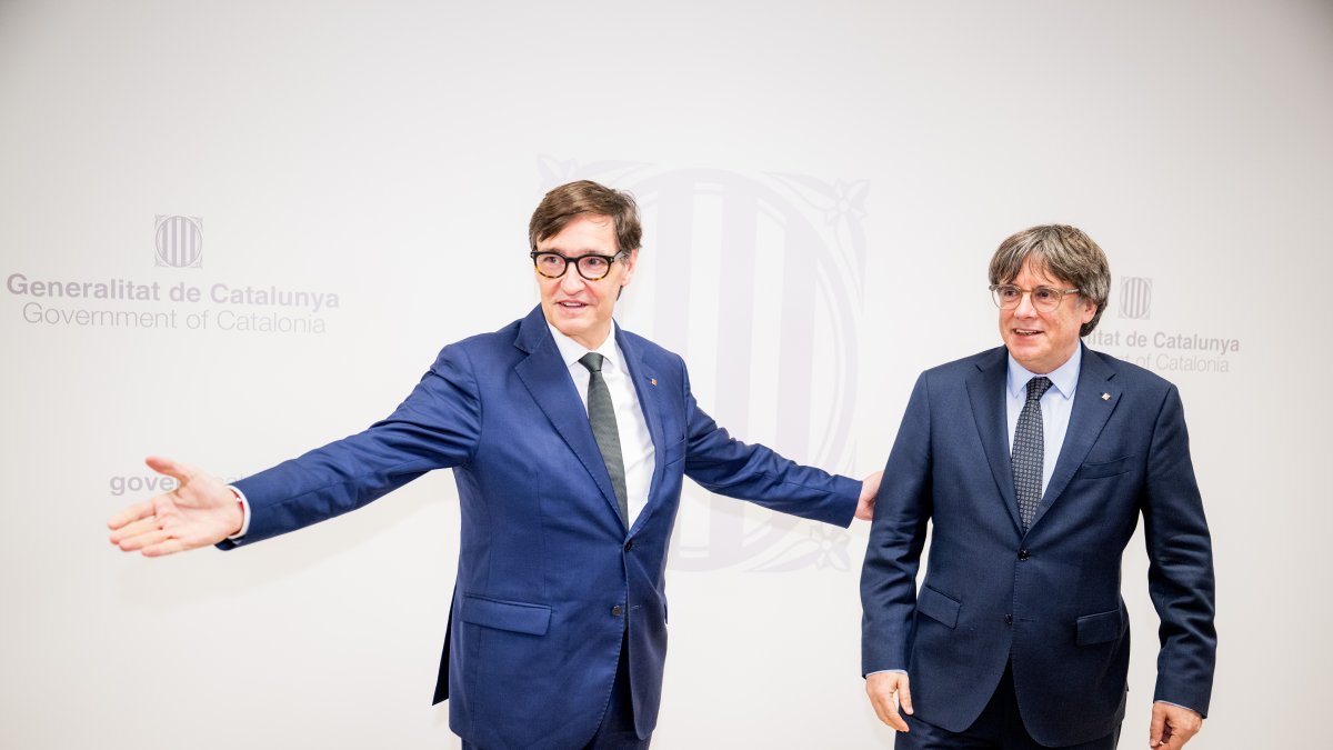 El PSC normaliza al prófugo Puigdemont mientras Sánchez avala con su silencio