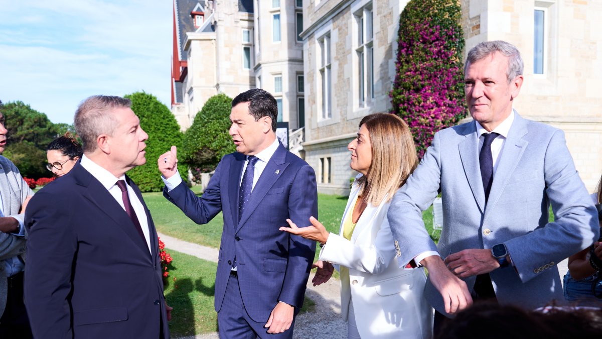 Juanma Moreno retrata a Sánchez por fracturar el país y le aconseja que se "europeíce"