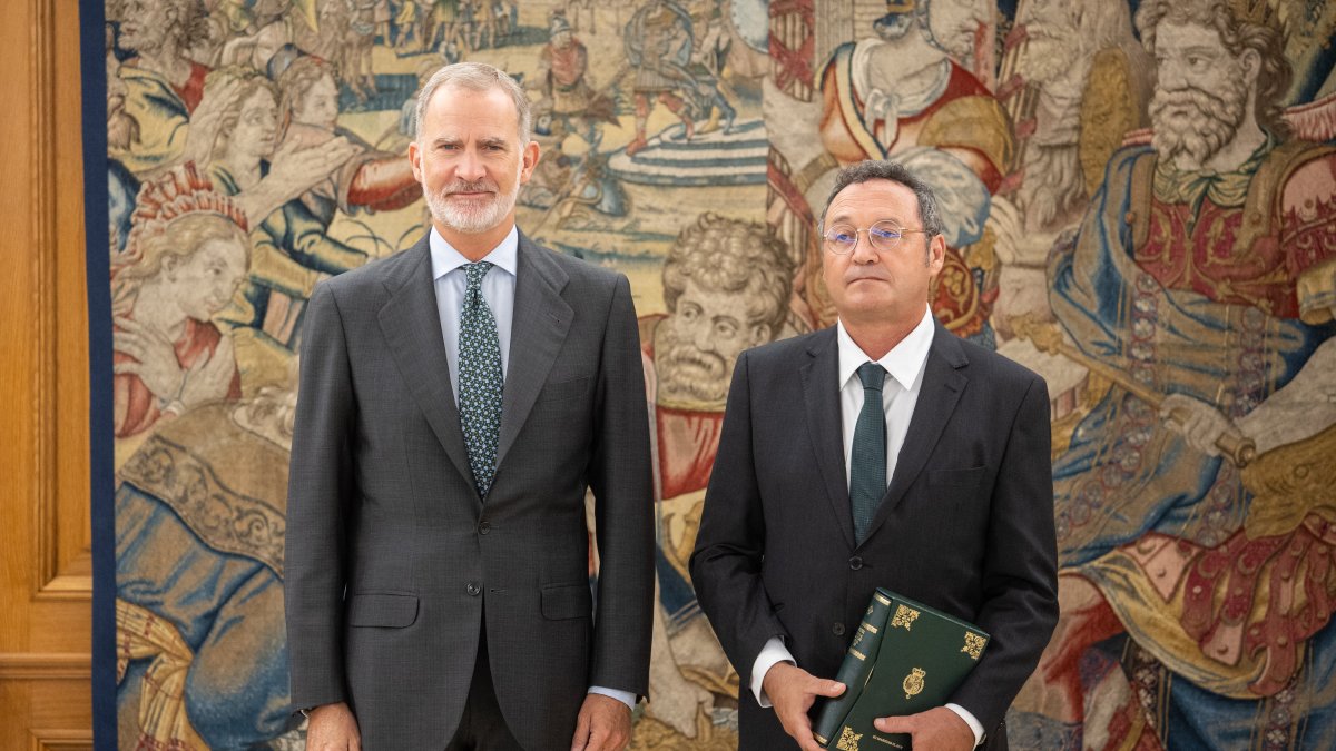 Sánchez humilla al Rey con la foto de la vergüenza con un fiscal general procesado