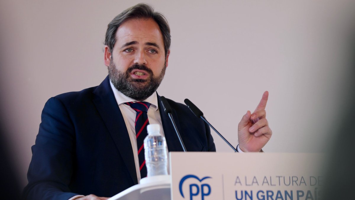 Page, atrapado en la encrucijada de Sánchez, se 'traga' una quita que no soluciona el agujero de CLM