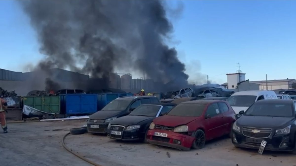 Los bomberos actúan en la extinción del incendio en el desguace